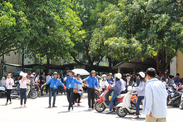 Phụ huynh vật vã chờ con thi Đại học dưới cái nắng 44 độ C