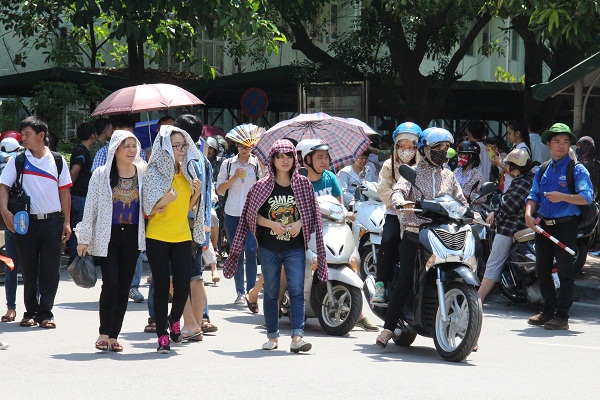 Phụ huynh vật vã chờ con thi Đại học dưới cái nắng 44 độ C