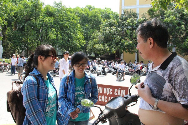 Phụ huynh vật vã chờ con thi Đại học dưới cái nắng 44 độ C