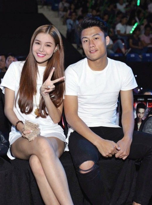 mac hong quan muon den dap cho dua con co voi ly kute