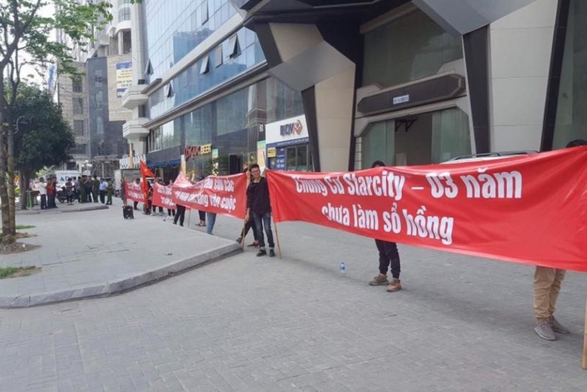 Cư dân chung cư Star City căng băng rôn đòi sổ hồng