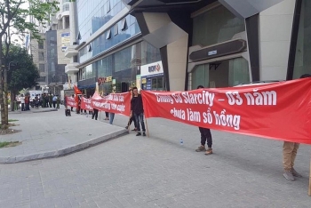 Cư dân chung cư Star City căng băng rôn đòi sổ hồng