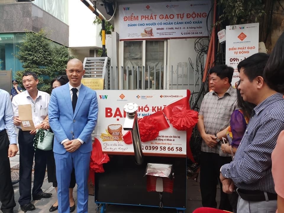 ha noi khai truong cay atm gao cho nguoi ngheo tren pho quan su