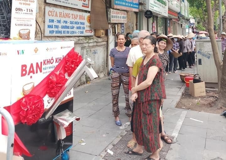 ha noi khai truong cay atm gao cho nguoi ngheo tren pho quan su
