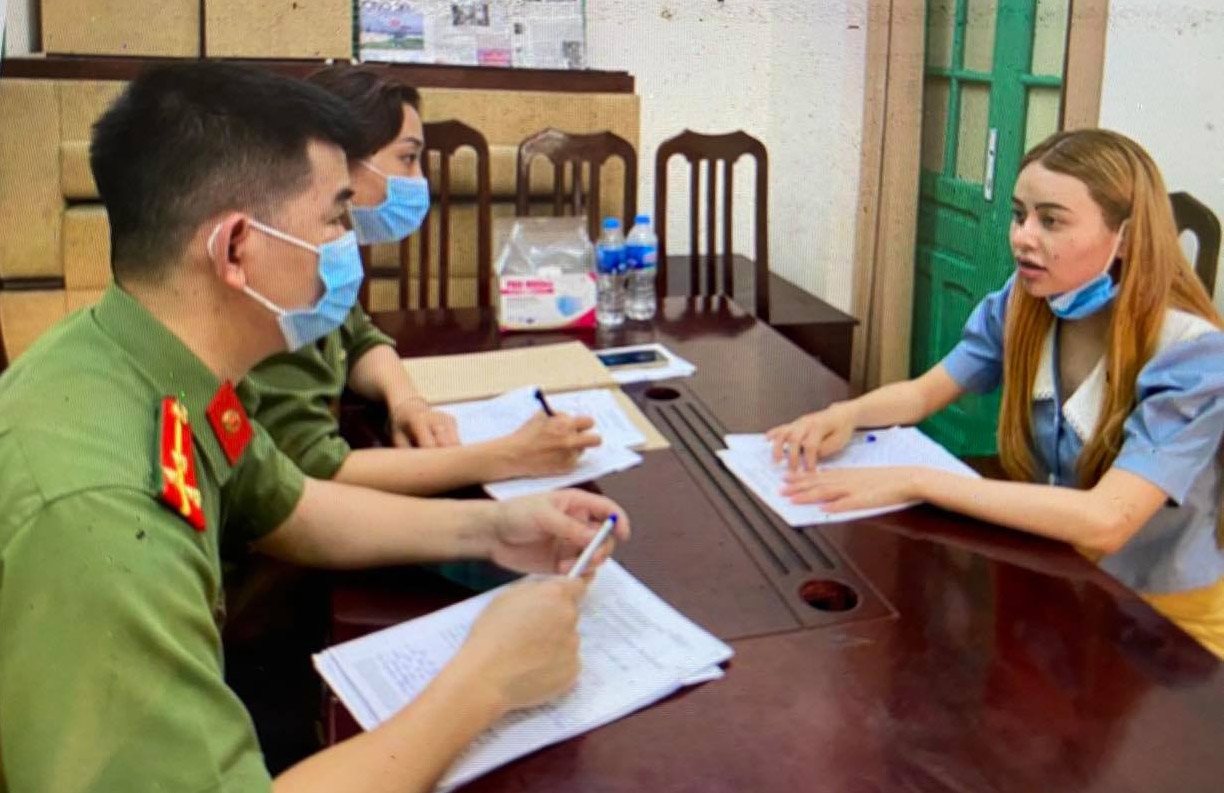 Nữ sinh viên tiếp tay nhiều người nước ngoài nhập cảnh trái phép