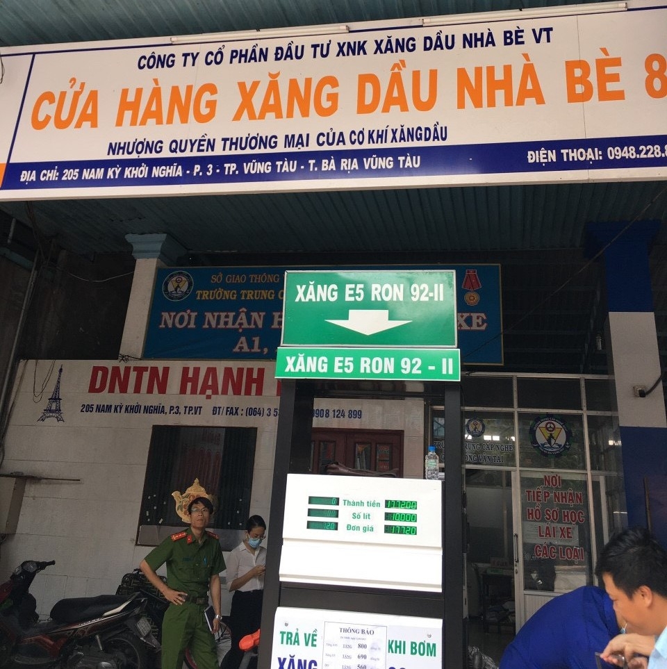 Hai cửa hàng xăng dầu bị đề nghị phạt hơn 400 triệu đồng