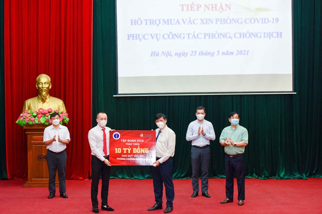 DOJI và TPBank trao tặng 20 tỷ đồng tới Quỹ vắc xin phòng Covid-19 - 1