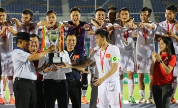 [PHOTO] Thầy trò Hữu Thắng cùng chiếc cúp AYA Bank Cup 2016