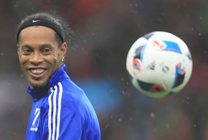 video ronaldinho chuyen bong khong can nhin cho dong doi ghi ban
