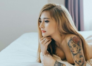 [PHOTO]  'Cô dâu khỏa thân' tung bộ ảnh gây bão cổ vũ ĐT Đức