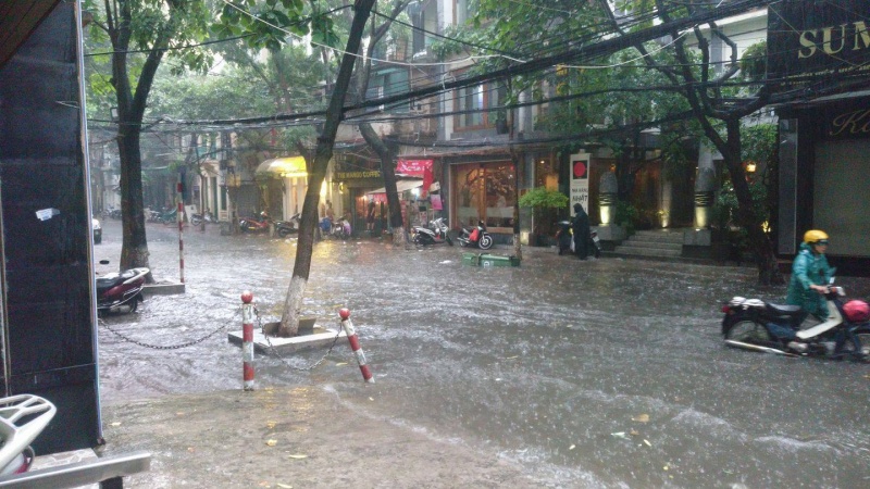 ha noi nhieu tuyen duong ngap nang sau mua lon