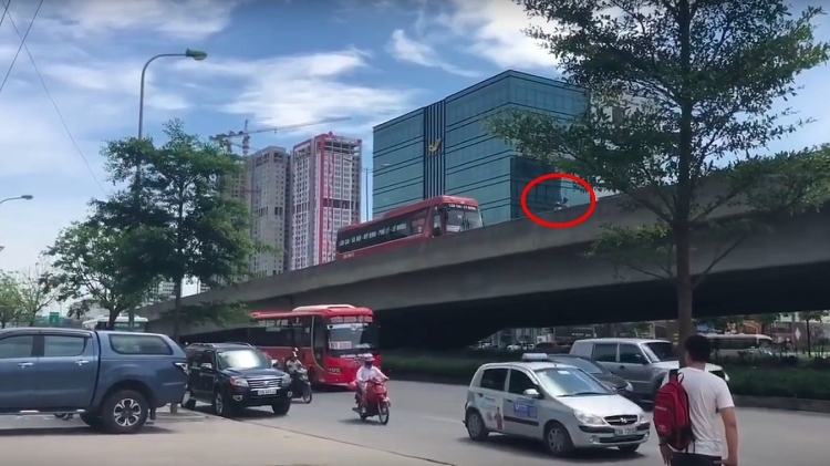Xe máy ép xe khách đi lùi ở đường vành đai 3 trên cao