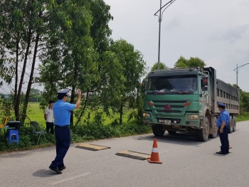 Liên tiếp “trảm” nhiều xe quá tải, quá khổ