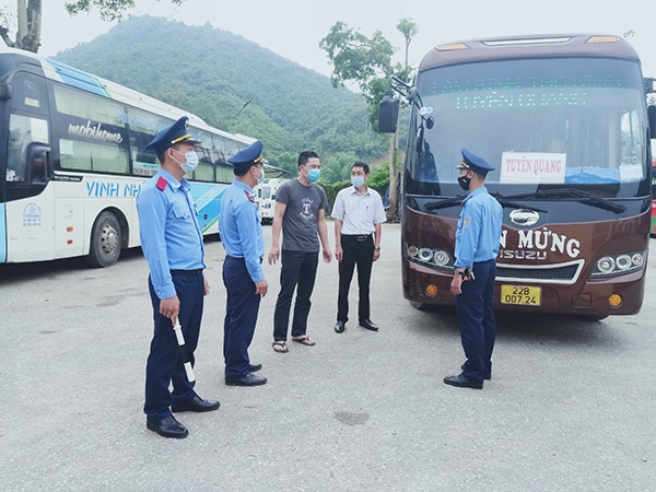 Yêu cầu thực hiện nghiêm quy định phòng dịch trong vận chuyển công nhân