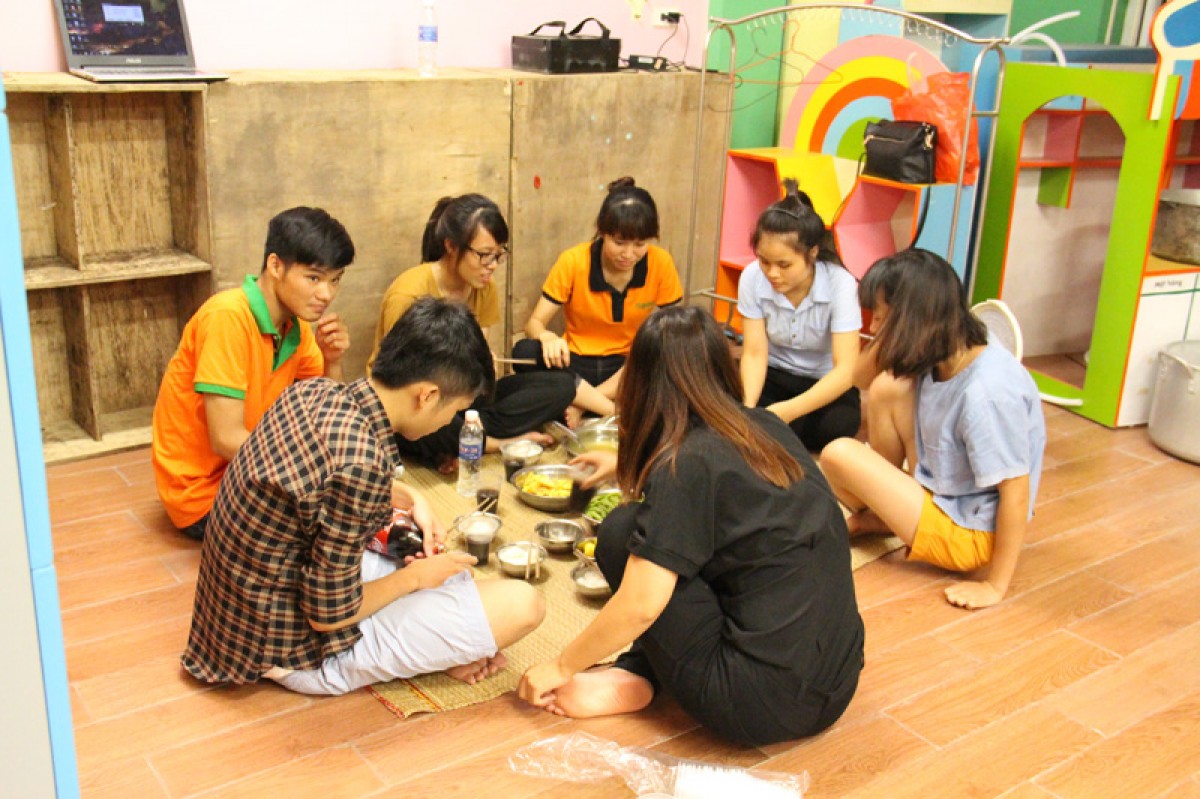 Tình nguyện viên trắng đêm nấu cơm cho các sĩ tử