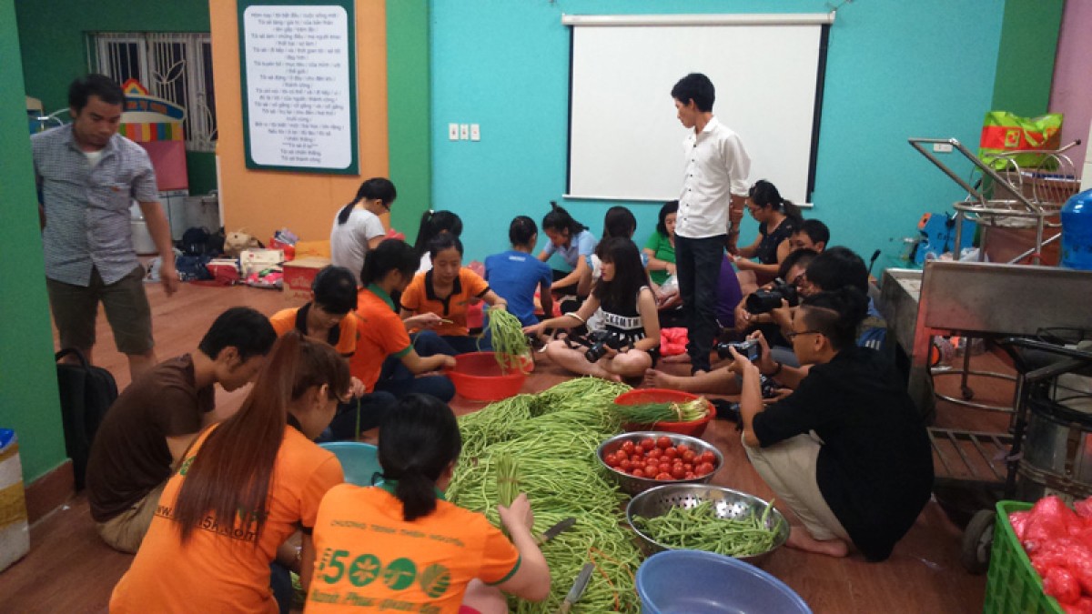 Tình nguyện viên trắng đêm nấu cơm cho các sĩ tử