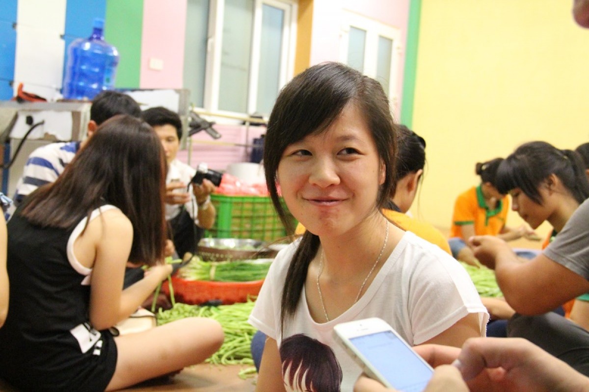 Tình nguyện viên trắng đêm nấu cơm cho các sĩ tử