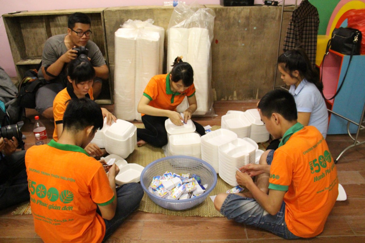 Tình nguyện viên trắng đêm nấu cơm cho các sĩ tử