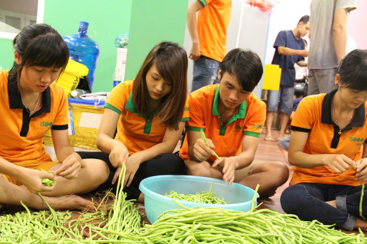 Tình nguyện viên trắng đêm nấu cơm cho các sĩ tử