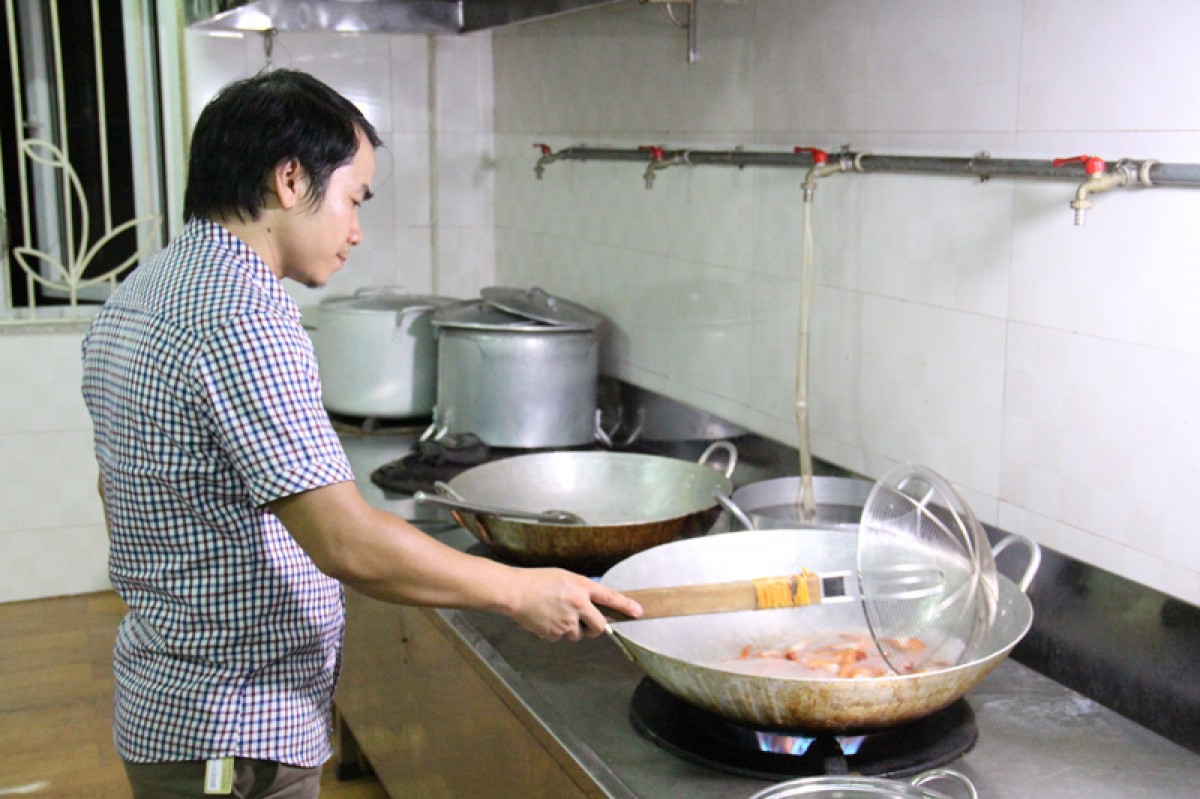 Tình nguyện viên trắng đêm nấu cơm cho các sĩ tử