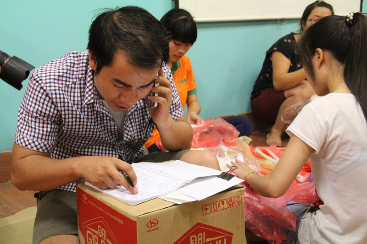 Tình nguyện viên trắng đêm nấu cơm cho các sĩ tử