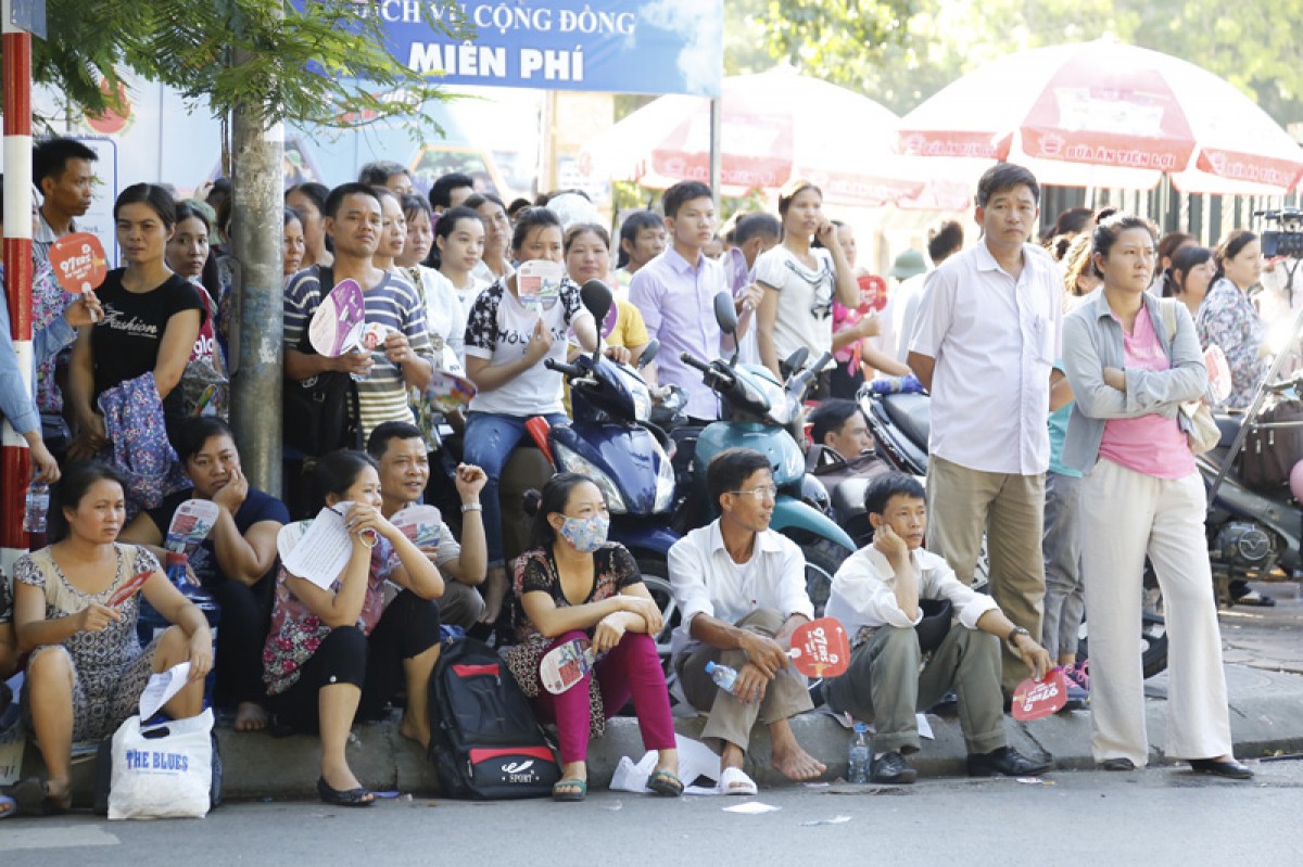 Trời nắng nóng, nhiều thí sinh phải đi cấp cứu...