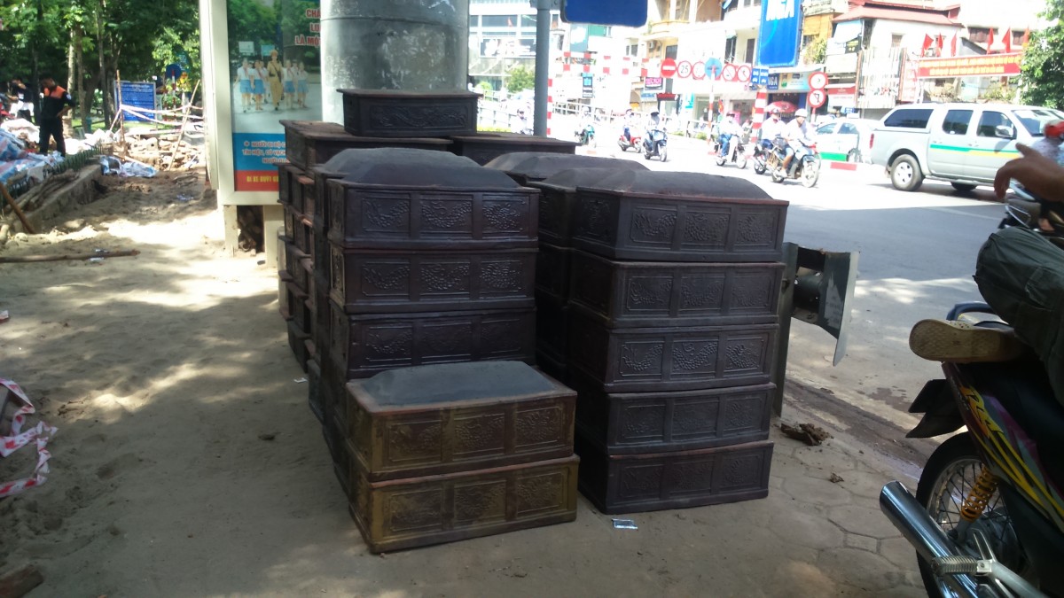 Hàng chục tiểu mới được chuẩn bị để cất các hài cốt thay cho các tiểu vỡ