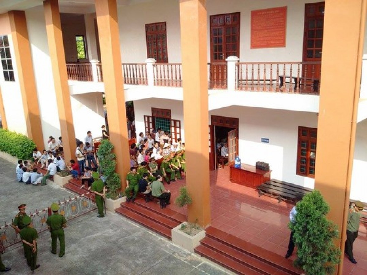 Nhiều người tập trung theo dõi phiên tòa từ sớm