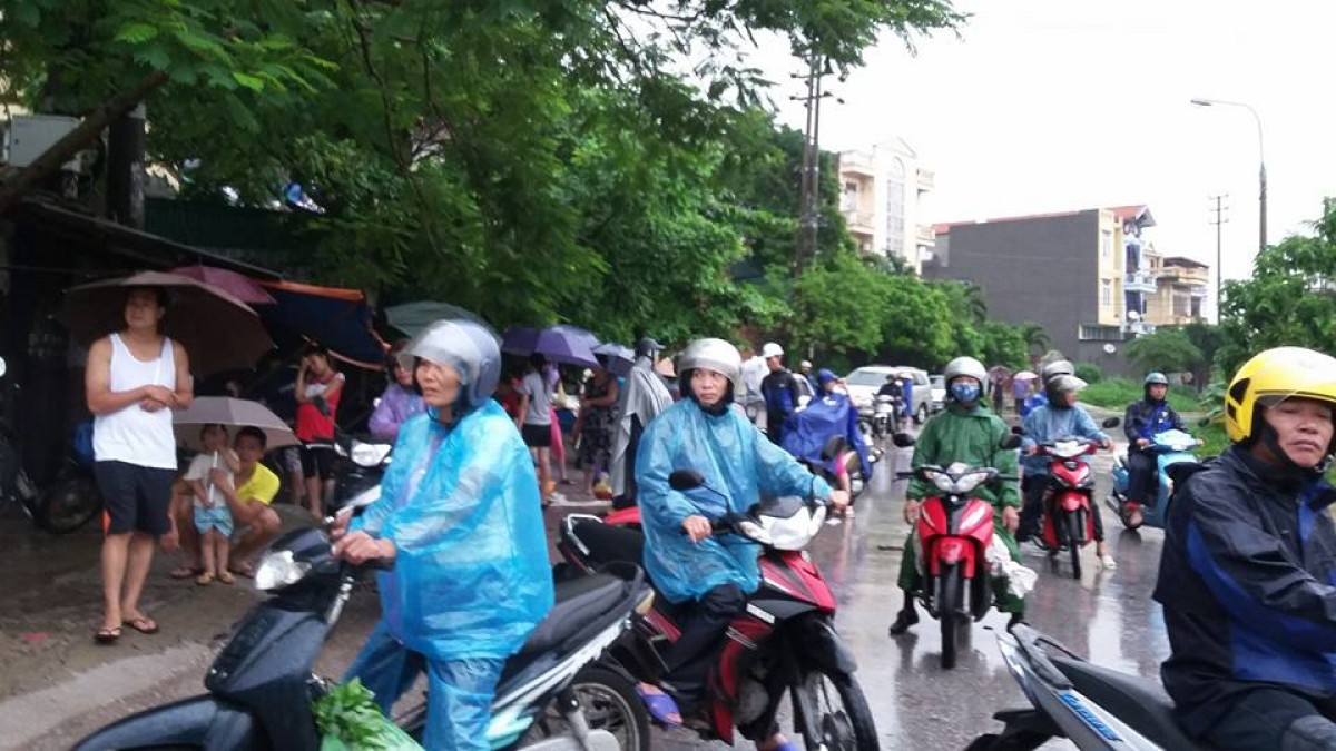 50 ngàn đồng để qua đoạn đường 50 mét ngập lụt ở Quảng Ninh