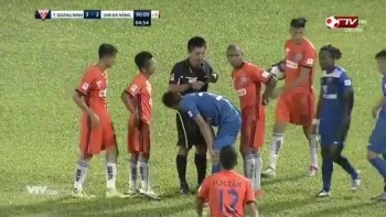 Phạt 15 triệu, cấm thi đấu 3 trận cầu thủ đá bóng bằng kungfu