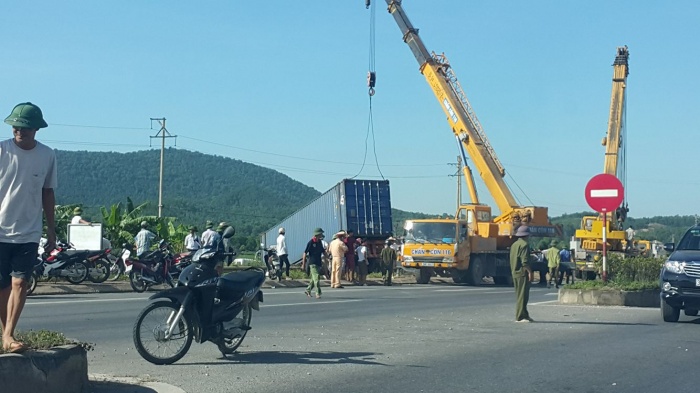 Thanh Hóa: Xe container chắn ngang quốc lộ, giao thông ùn tắc