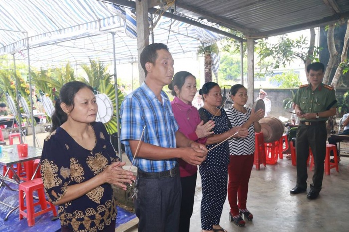 chum anh roi le tien biet nguoi me danh su song cho con