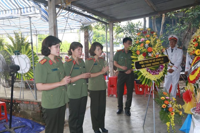 chum anh roi le tien biet nguoi me danh su song cho con