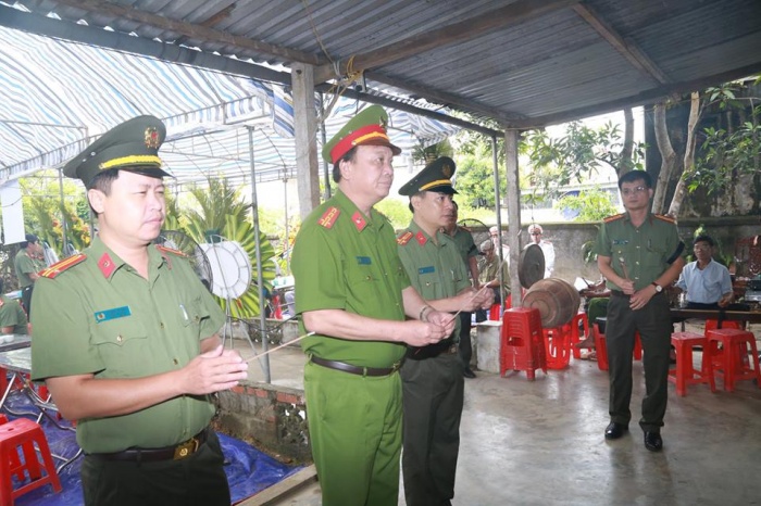 chum anh roi le tien biet nguoi me danh su song cho con