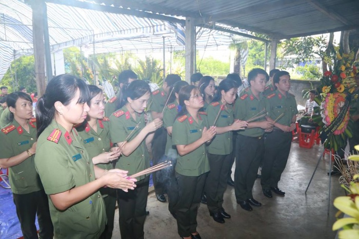 chum anh roi le tien biet nguoi me danh su song cho con