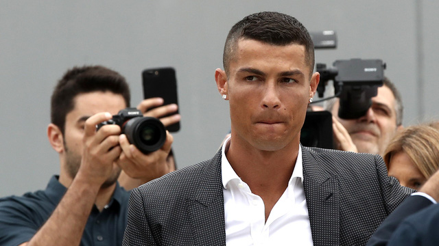 cronaldo bi phat 19 trieu euro va hai nam tu treo