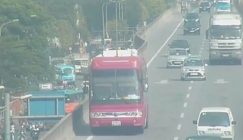 Phạt tài xế cho xe đi lùi ở đường vành đai 3 trên cao