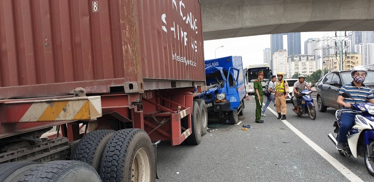 xe thu bao huc duoi container 1 nguoi tu vong