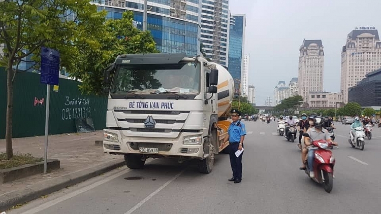ha noi phat 65 trieu giu xe bon be tong 7 ngay vi di vao duong cam