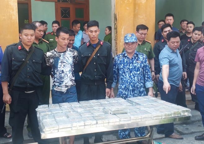 bat giu 4 doi tuong van chuyen 100 banh heroin