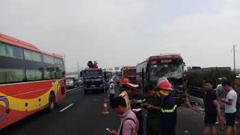 Cảnh sát phá cửa xe cứu người mắc kẹt sau tai nạn trên cao tốc