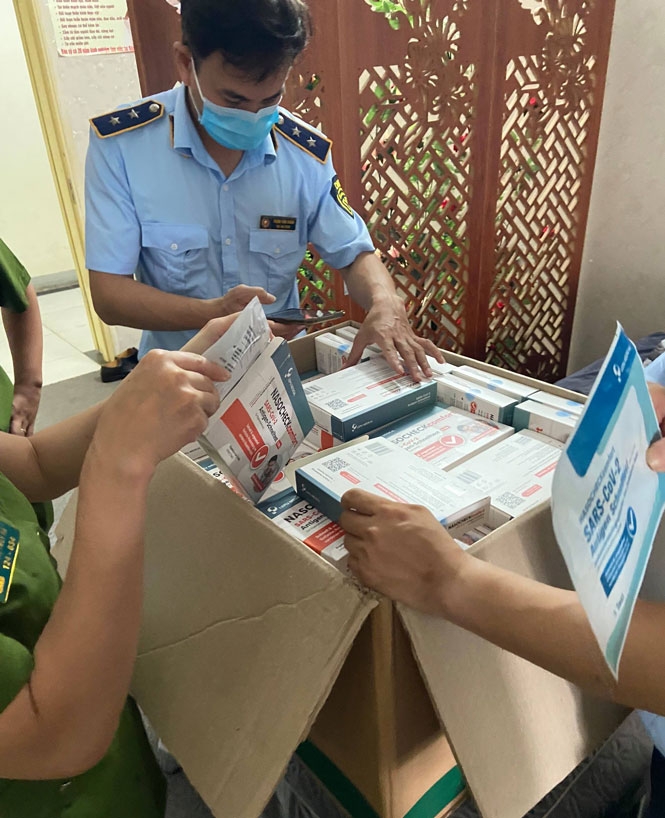 Hà Nội: Thu giữ hơn 3.000 que thử Covid-19 không rõ nguồn gốc