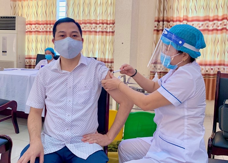 Nơi nào tiêm chậm, Bộ Y tế sẽ điều chuyển vắc xin Covid-19 cho nơi khác
