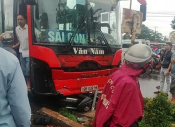 Tài xế xe giường nằm khai đạp phanh để tránh xe mô tô nên gây tai nạn