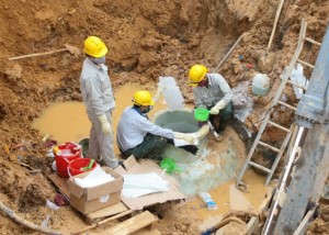 Vỡ đường ống nước sông Đà gần siêu thị Big C
