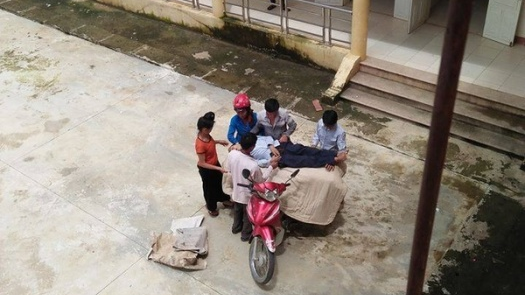 Lại xuất hiện hình ảnh cuốn người chết trong chiếu chở bằng xe máy