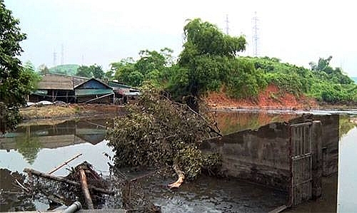 Vỡ hồ chứa chất thải phân bón ở Lào Cai vo ho chua chat thai phan bon o lao cai