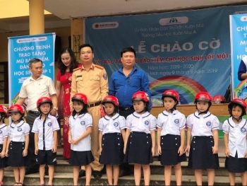 Tặng mũ bảo hiểm cho học sinh trường Tiểu học Xuân Mai A