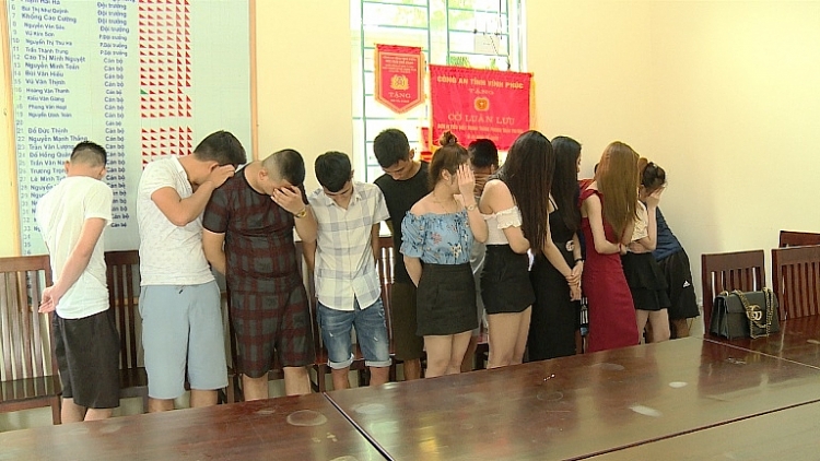 vinh phuc 15 nam thanh nu tu duong tinh voi ma tuy trong quan karaoke