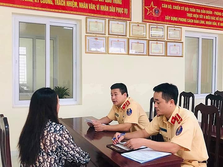 phat tien tuoc gplx tai xe khong nhuong duong xe uu tien